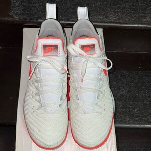 Men’s Nike LeBron 16 size 10